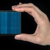 مايكروسوفت تكشف عن شريحة زجاجية ثورية تحفظ البيانات لـ10 آلاف عام