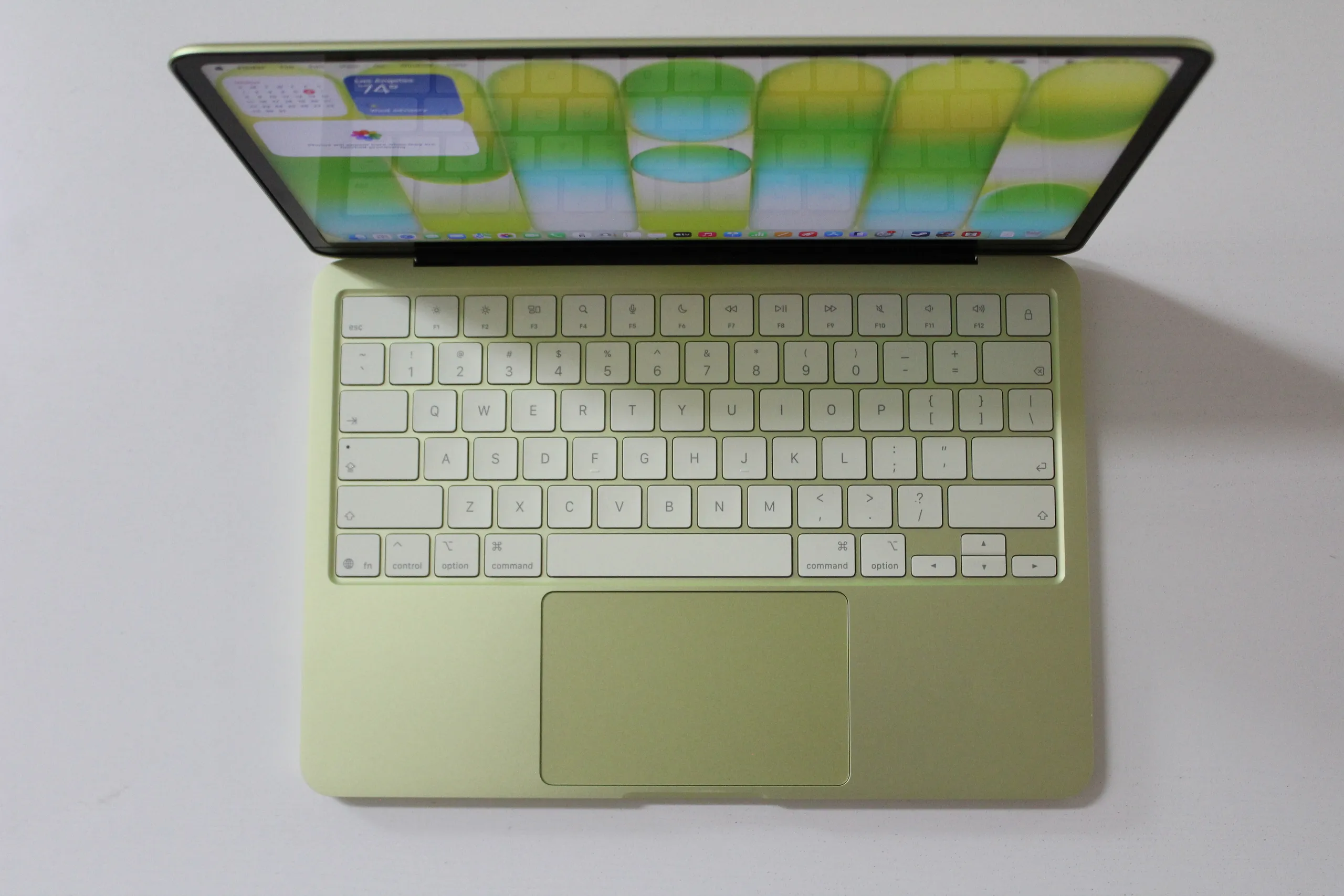 صراع الحواسيب منخفضة التكلفة تشتعل بعد إطلاق آبل حاسوبها MacBook Neo