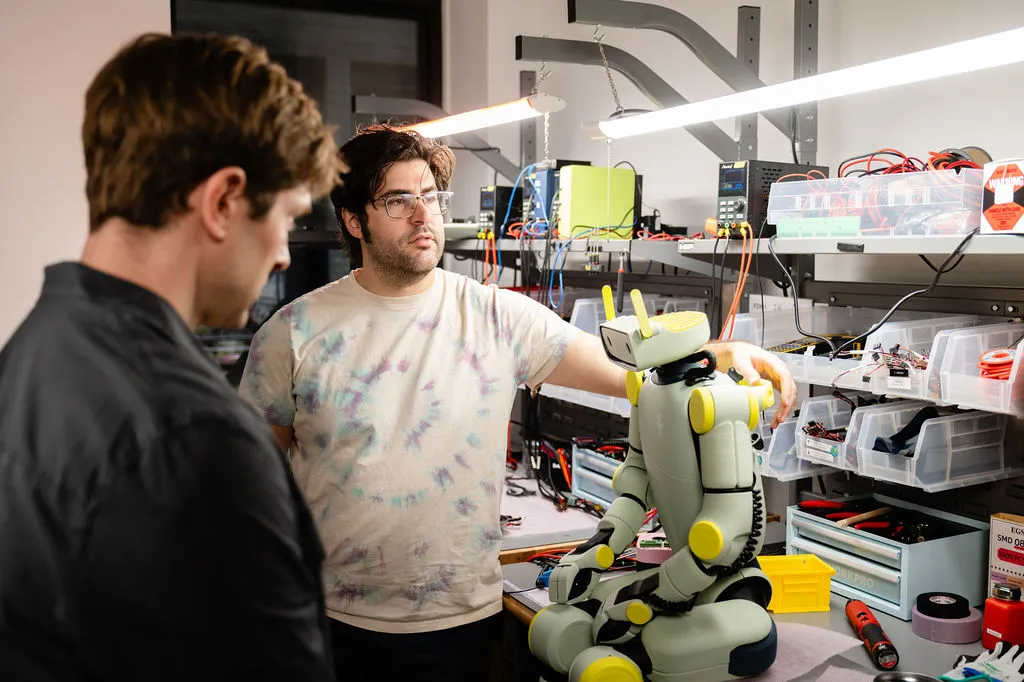 أمازون تستحوذ على شركة ناشئة متخصصة في تطوير روبوتات بشرية صغيرة