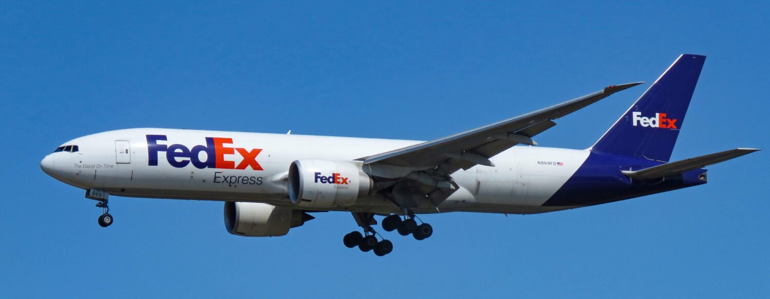 «فيديكس» العالمية تعلق خدماتها مؤقتًا ببعض أسواق الشرق الأوسط نتيجة الهجوم على إيران