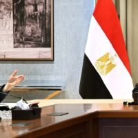 مصر تبحث طرح الشركات الحكومية في البورصة وإعادة هيكلة الهيئات الاقتصادية