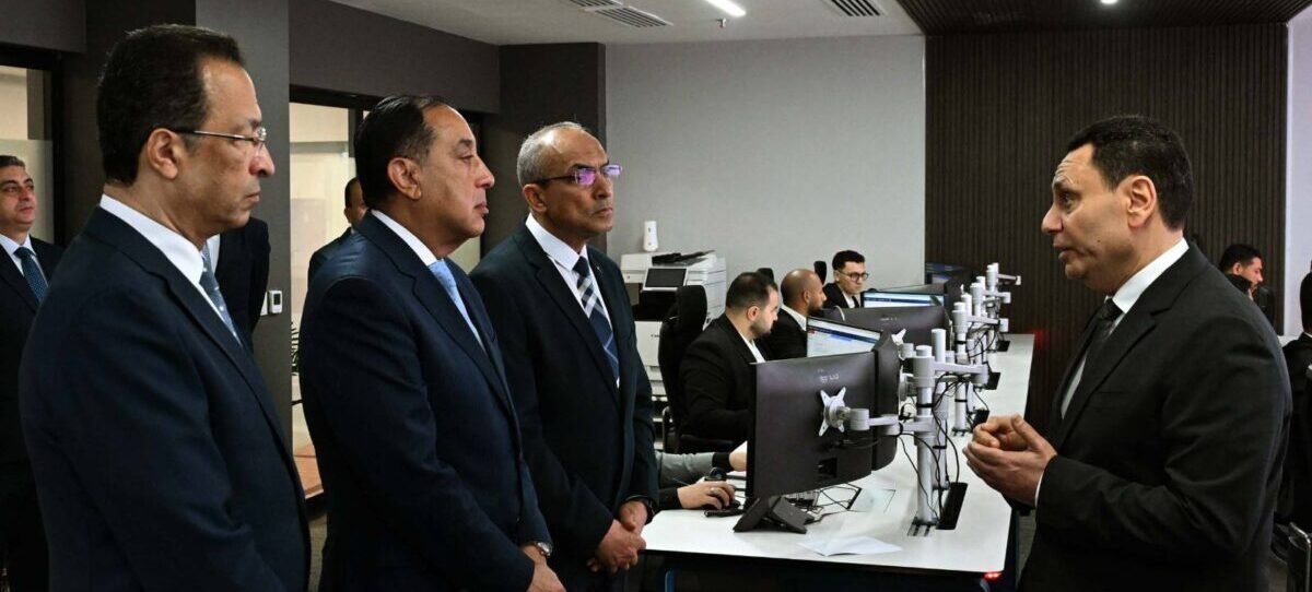 رئيس الوزراء يتفقد مركز التحكم والسيطرة والدعم الفني ويؤكد: العاصمة الإدارية كانت حلما وتحقق بدعم الرئيس السيسي والعلم والتكنولوجيا
