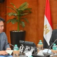 وزير الاستثمار يبحث مع قيادات 