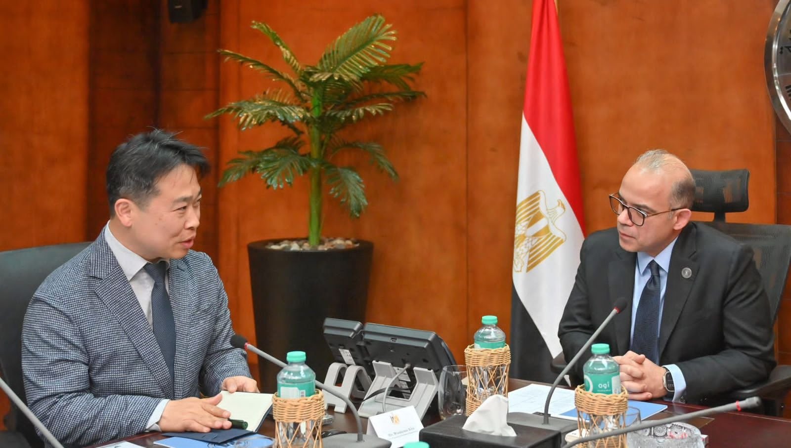 وزير الاستثمار يبحث مع قيادات 