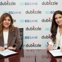 «إي جي بنك» يوقع شراكة استراتيجية مع «دوبيزل» للتوسع في حلول التمويل وتقسيط السيارات