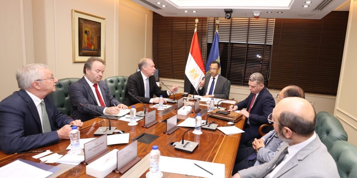 وزير الاتصالات يبحث مع مسئولي HMD التوسع في تصنيع وتصدير هواتف «نوكيا» بمصر