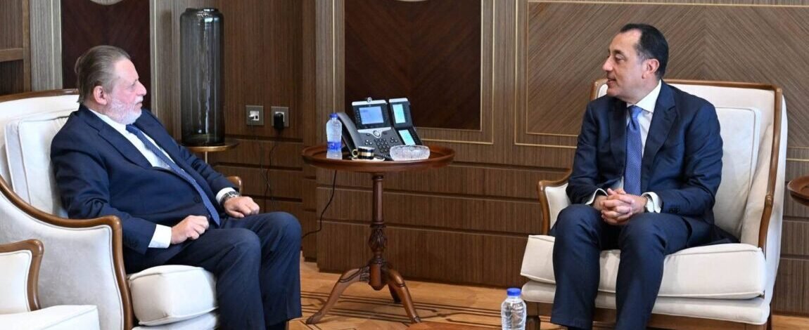 رئيس الوزراء يلتقي محافظ البنك المركزي لمتابعة جهود التنسيق بين السياسات المالية والنقدية وتأمين الاحتياطيات من السلع الأساسية والبترولية