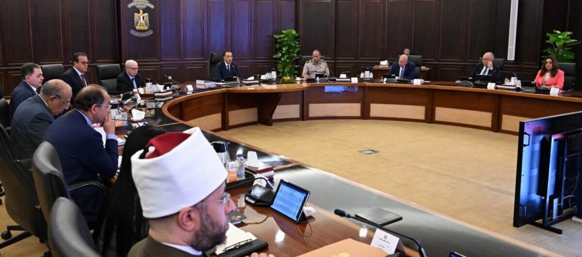 رئيس الوزراء: نتابع الأوضاع في المنطقة ونعمل على تأمين المخزون الاستراتيجي من المواد البترولية والسلع الأساسية