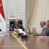 «السيسي» يوجه بتنمية التصنيع المحلي في صناعات الرمال السوداء والقيمة المضافة لها والأسمدة والعناصر الأرضية النادرة