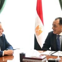 رئيس الوزراء يلتقي محافظ البنك المركزي لمتابعة جهود التنسيق المشترك في عدد من الملفات الاقتصادية