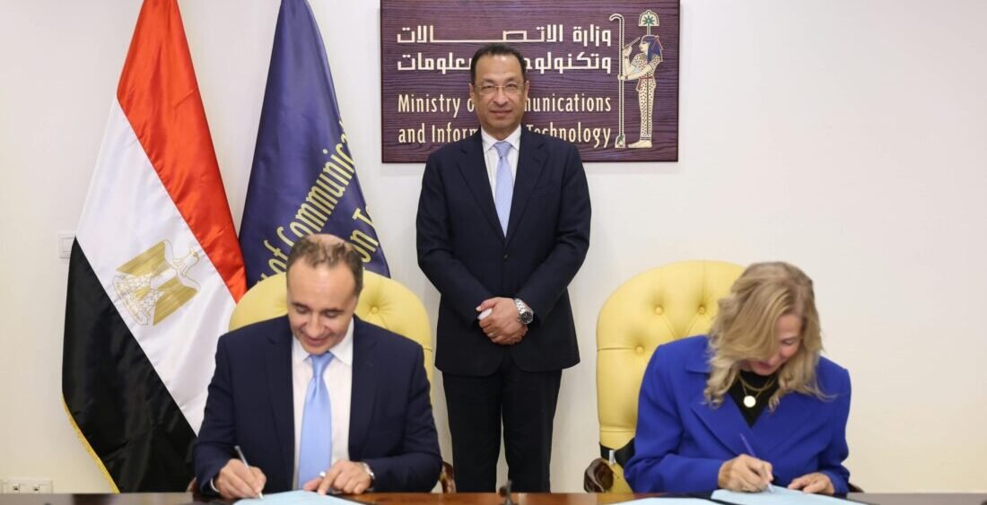 وزارة الاتصالات توقع شراكة مع «إنتل» لتدريب مليون مواطن سنوياً على مفاهيم الذكاء الاصطناعي