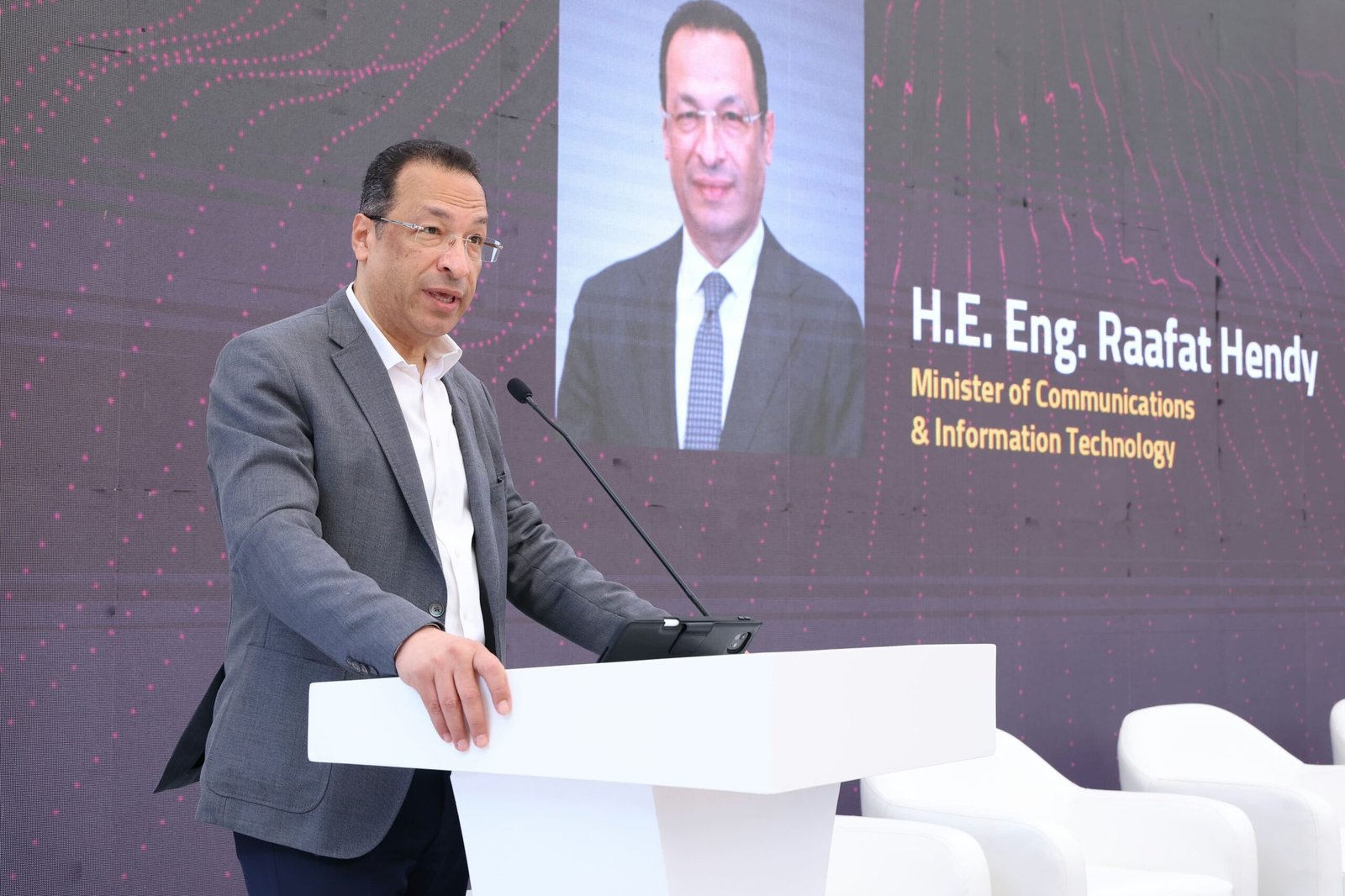وزير الاتصالات: 200 ألف متخصص يعملون في تصدير الخدمات الرقمية
