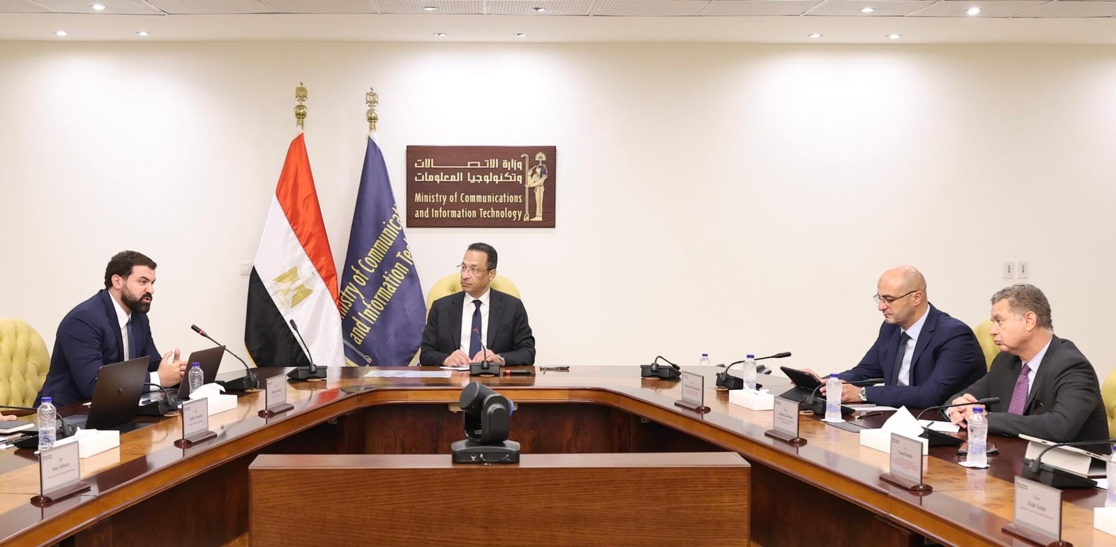 وزير الاتصالات يبحث مع  شركة«هيكا داتا» وتحالف أمريكي خطط إقامة منطقة متكاملة لمراكز البيانات العملاقة والذكاء الاصطناعي