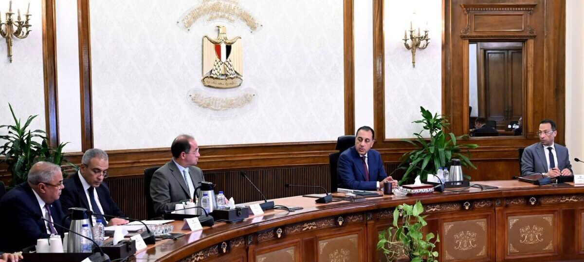 رئيس الوزراء يبحث مع وزير الاتصالات وقيادات القطاع تعزيز جهود التحول الرقمي وتطوير الخدمات المقدمة للمواطنين