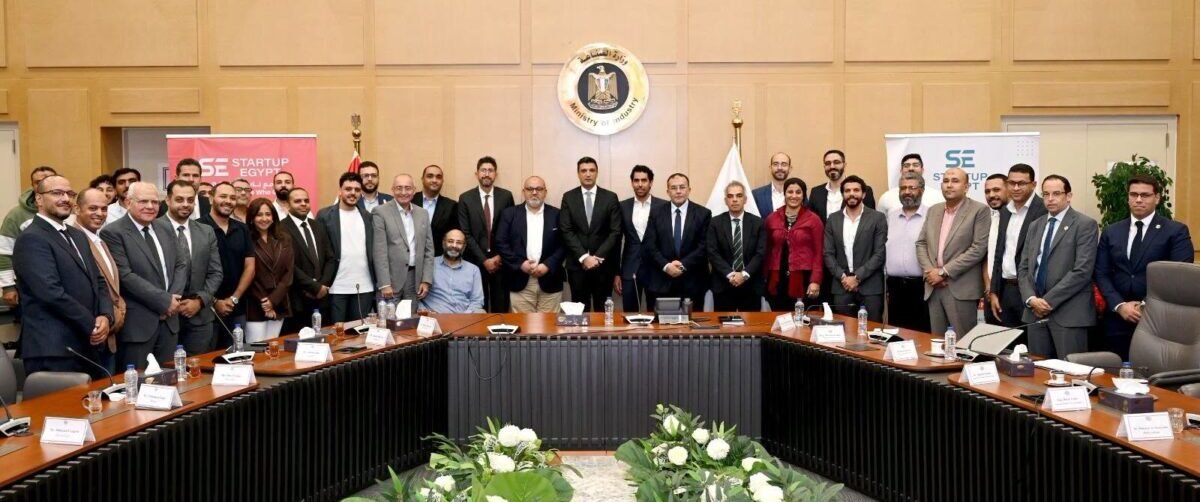 وزير الصناعة يلتقي مؤسسة «ستارت أب إيجيبت» و21 شركة ناشئة لتمكين التكنولوجيا المبتكرة في قطاع الصناعة